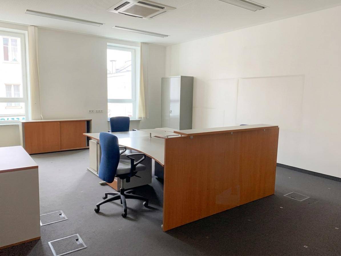 Großes Büro mit mehreren Arbeitsplätzen, Schränken und Klimaanlage, ideal für ein Team oder eine offene Bürolandschaft.