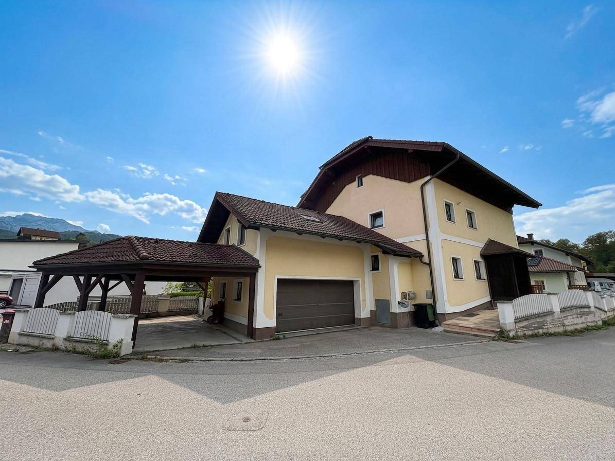 Wohnhaus mit angebauter Doppelgarage u. Carport