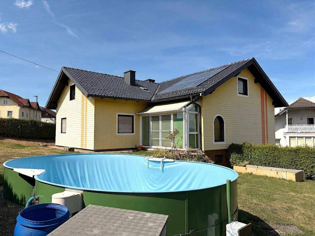 Außenansicht mit Pool - Südostansicht