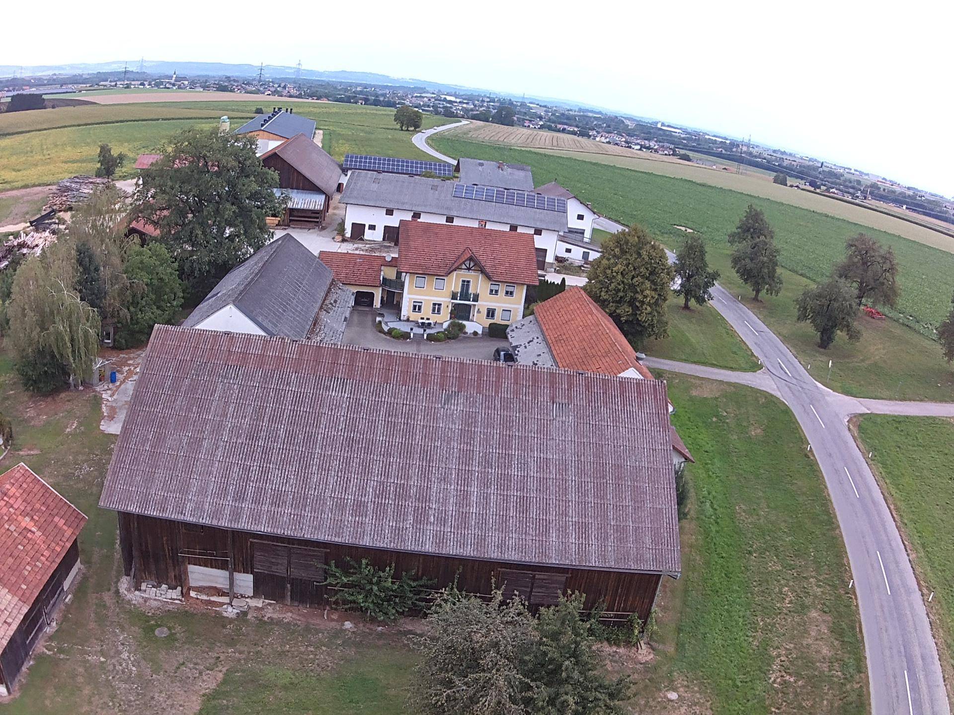 Panoramablick auf das Anwesen mit Feldern, Straßen und weiteren Gebäuden in ländlicher Umgebung.