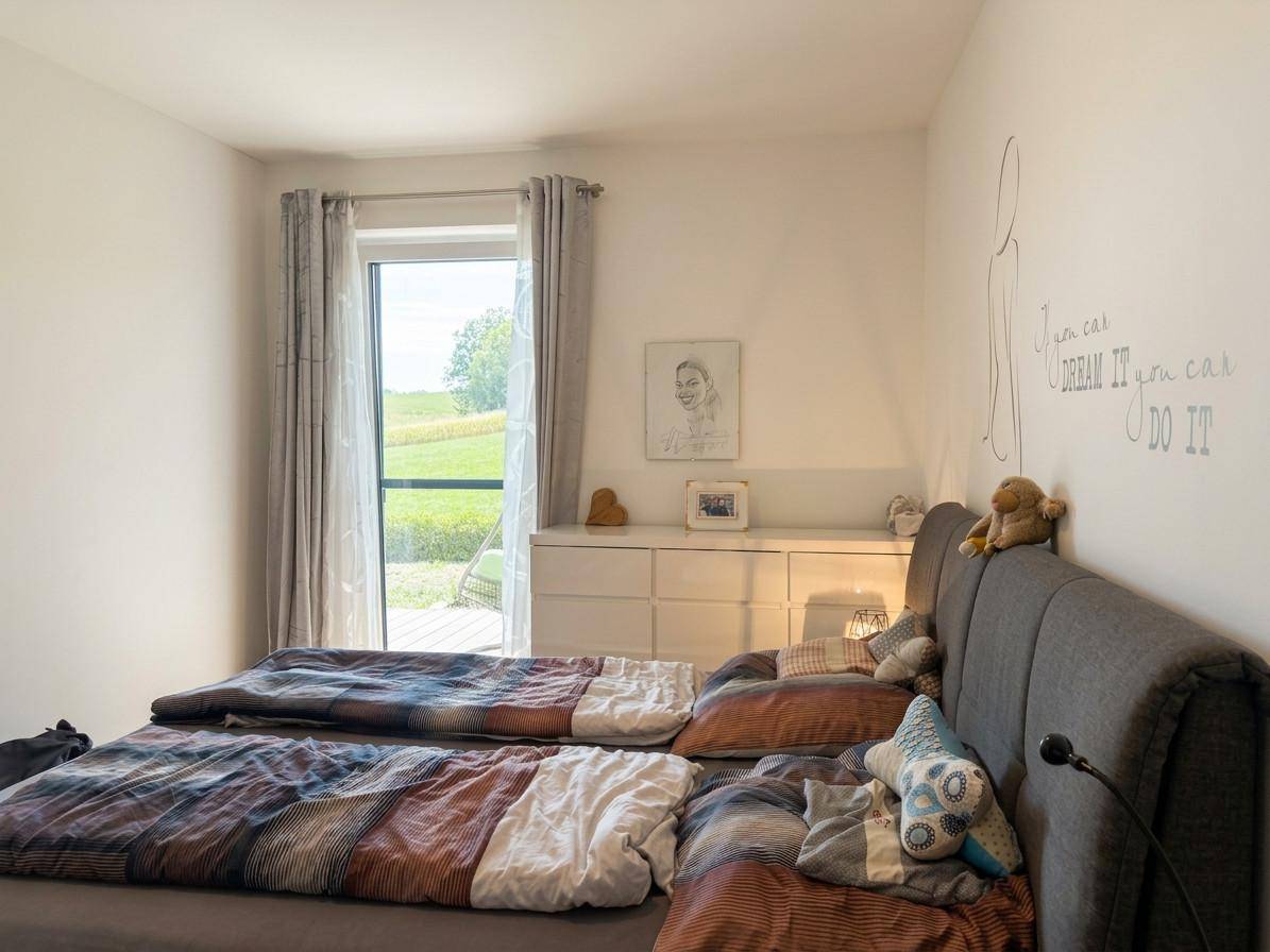 Schlafzimmer mit Zugang zum Garten
