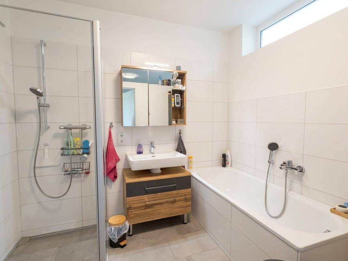 Badezimmer mit Badewanne und Dusche