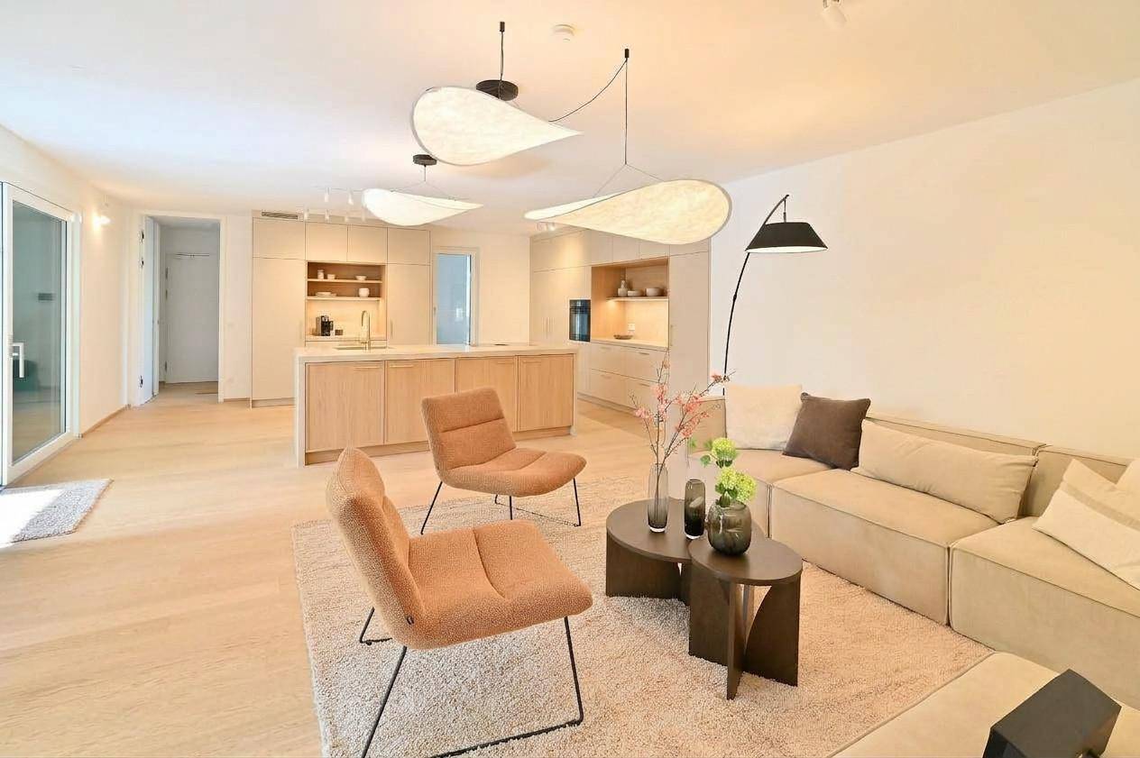 Offener Wohn- und Essbereich mit integrierter moderner Küche und Zugang zur Terrasse.