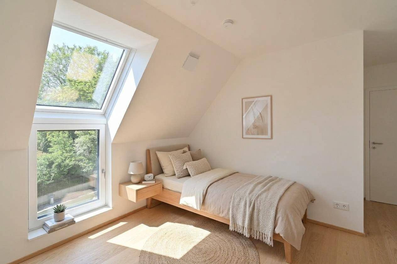 Gemütliches Schlafzimmer mit Holzboden, Dachfenster und Blick ins Grüne.