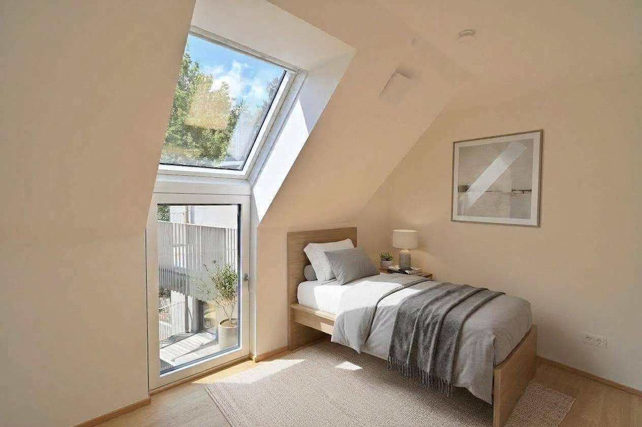 Modern eingerichtetes Schlafzimmer mit Dachfenster, Holzboden und Balkonzugang.
