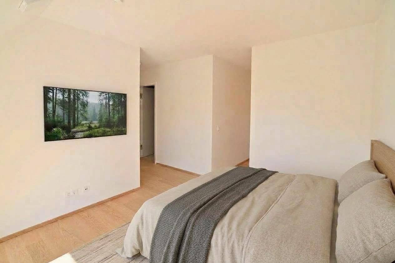 Schlafzimmer 1 (Masterbedroom) (AI) Blickrichtung Bad und Schrankraum