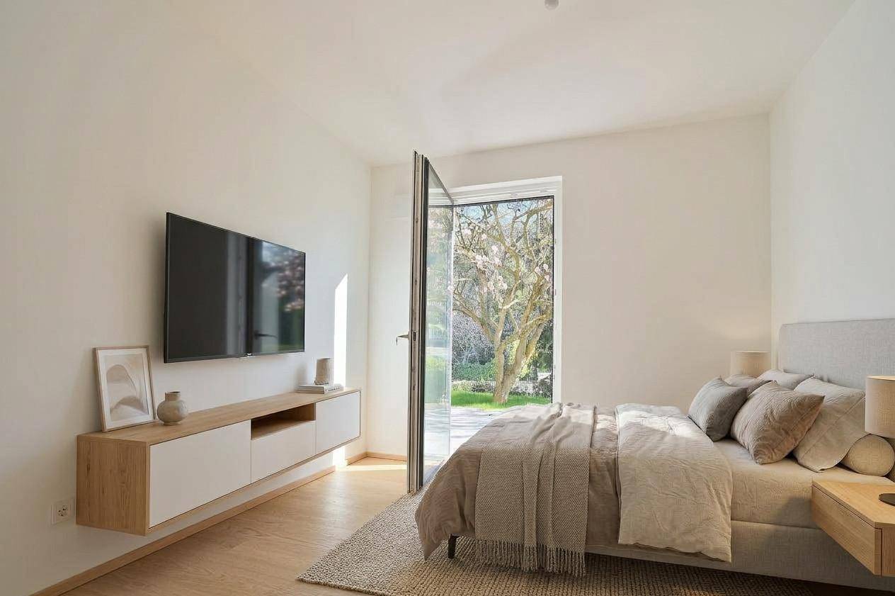 Virtuell inszeniertes Schlafzimmer mit Holzboden, Wand-TV und Zugang zum Außenbereich.