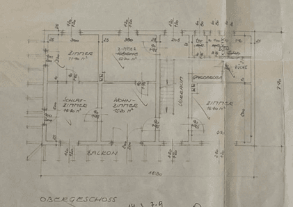 Detaillierter Grundriss des Obergeschosses mit Zimmern, Balkon und Treppe.