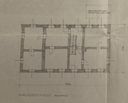 Handgezeichneter Grundriss des Erdgeschosses mit Raumaufteilung und Maßen.
