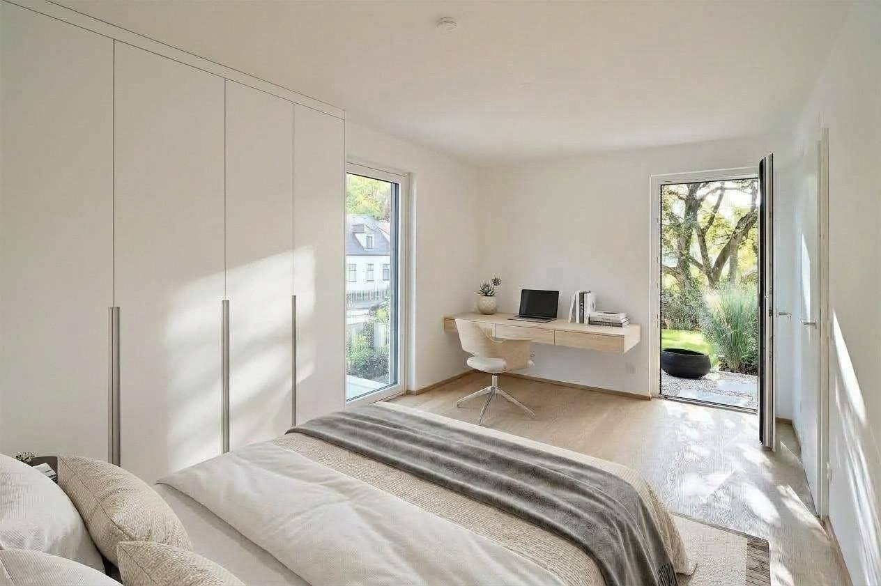 Virtuell inszeniertes Schlafzimmer mit Einbauschränken und direktem Zugang zum Garten.