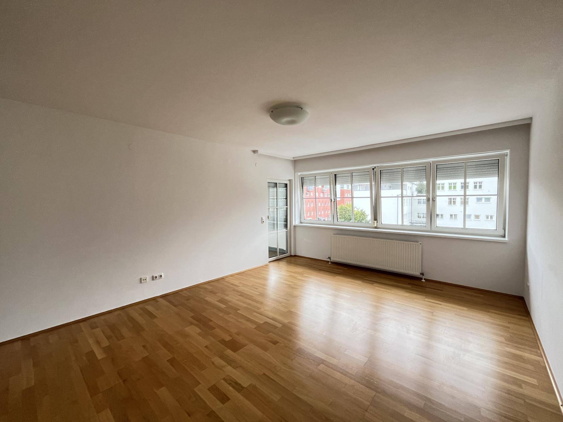 Wohnraum mit Zugang zur Loggia