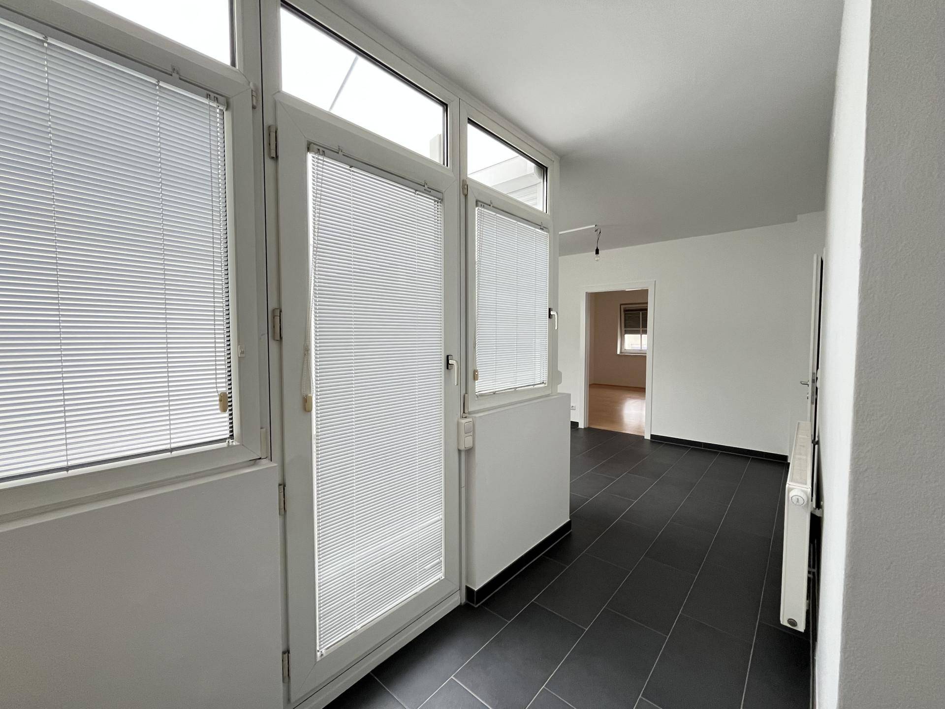 Flur mit Zugang zur Loggia