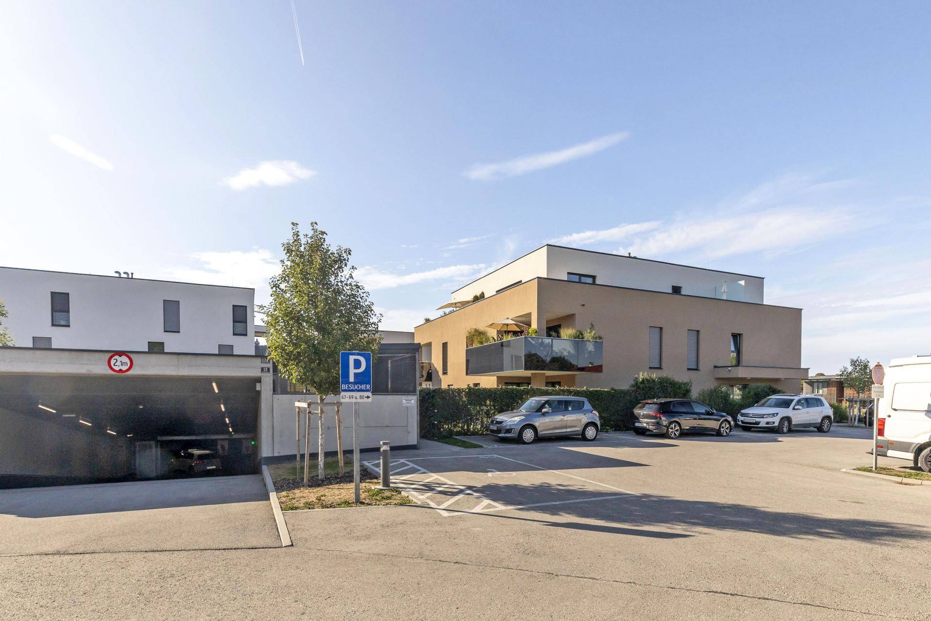 Besucherparkplätze & Einfahrt Tiefgarage