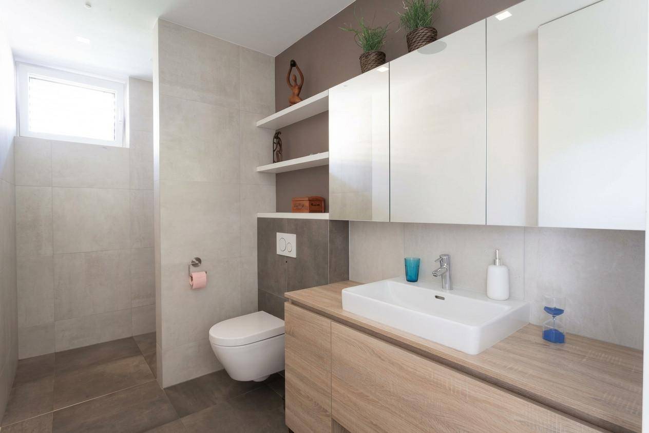 Badezimmer mit Dusche EG