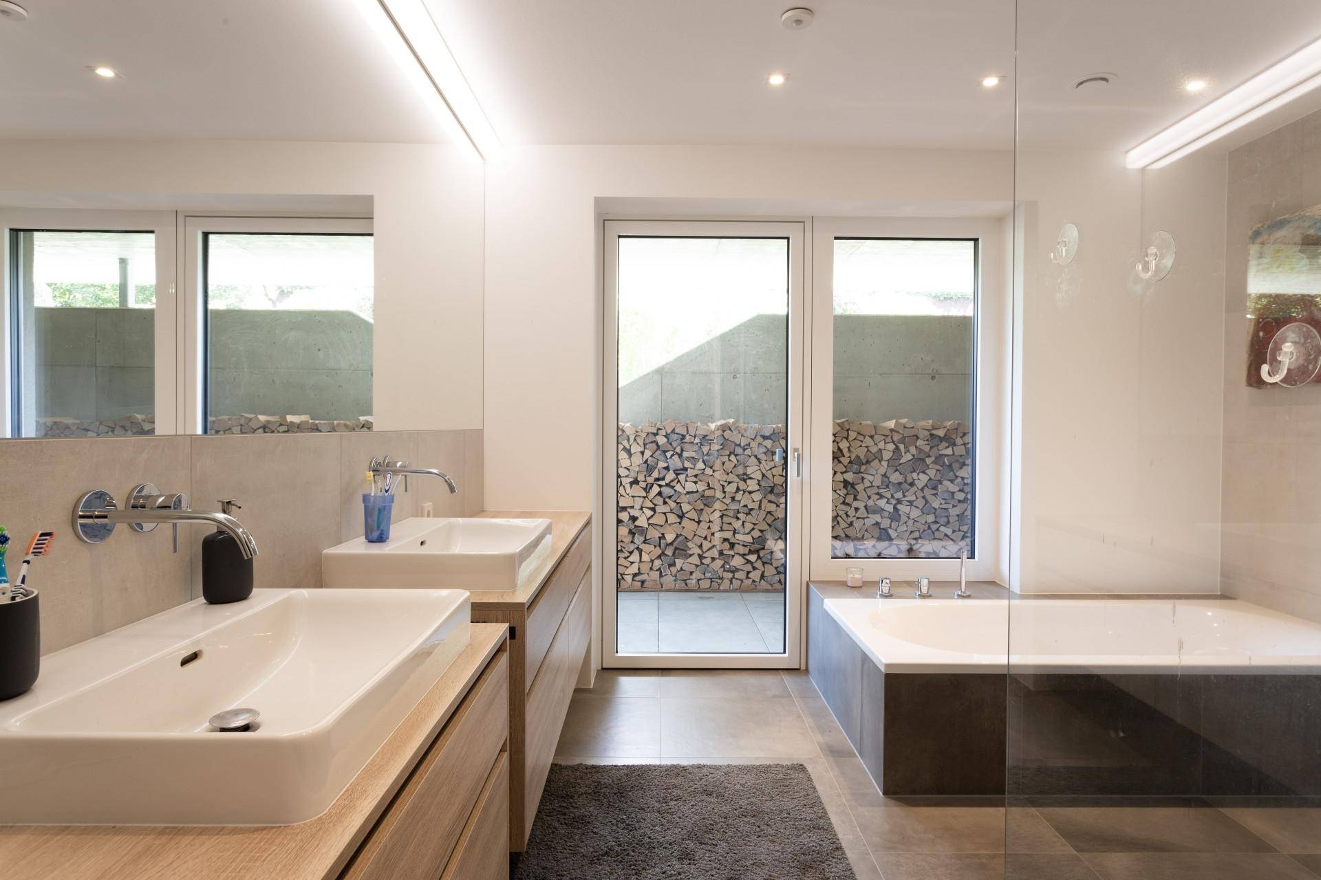 Badezimmer mit Dusche und Badewanne UG