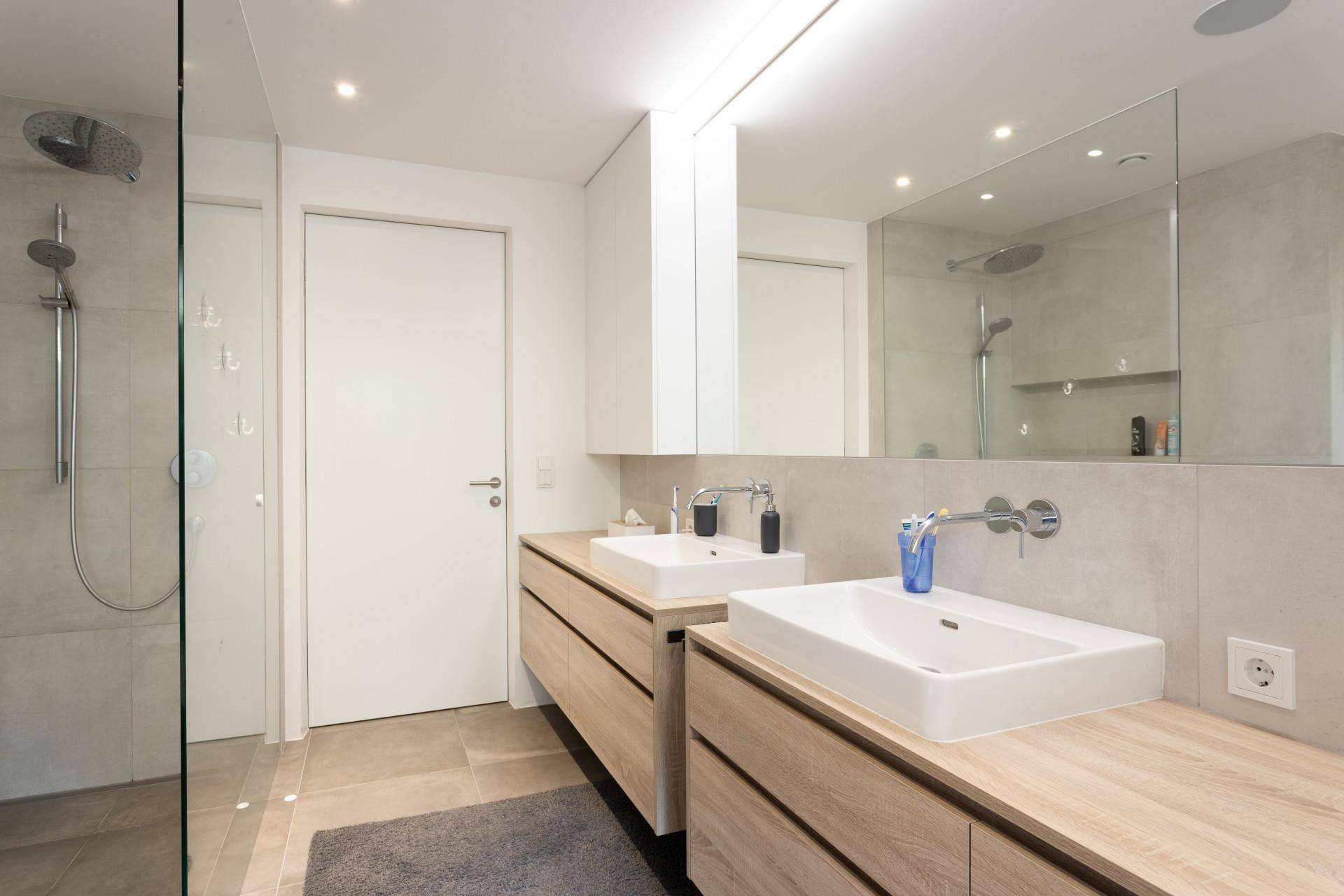 Badezimmer mit Dusche und Badewanne UG