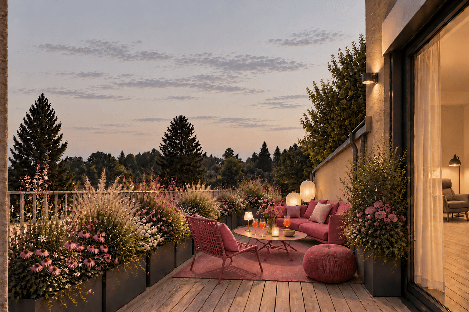 Abendliche Terrasse mit gemütlicher Beleuchtung, bequemen Möbeln und grüner Aussicht.