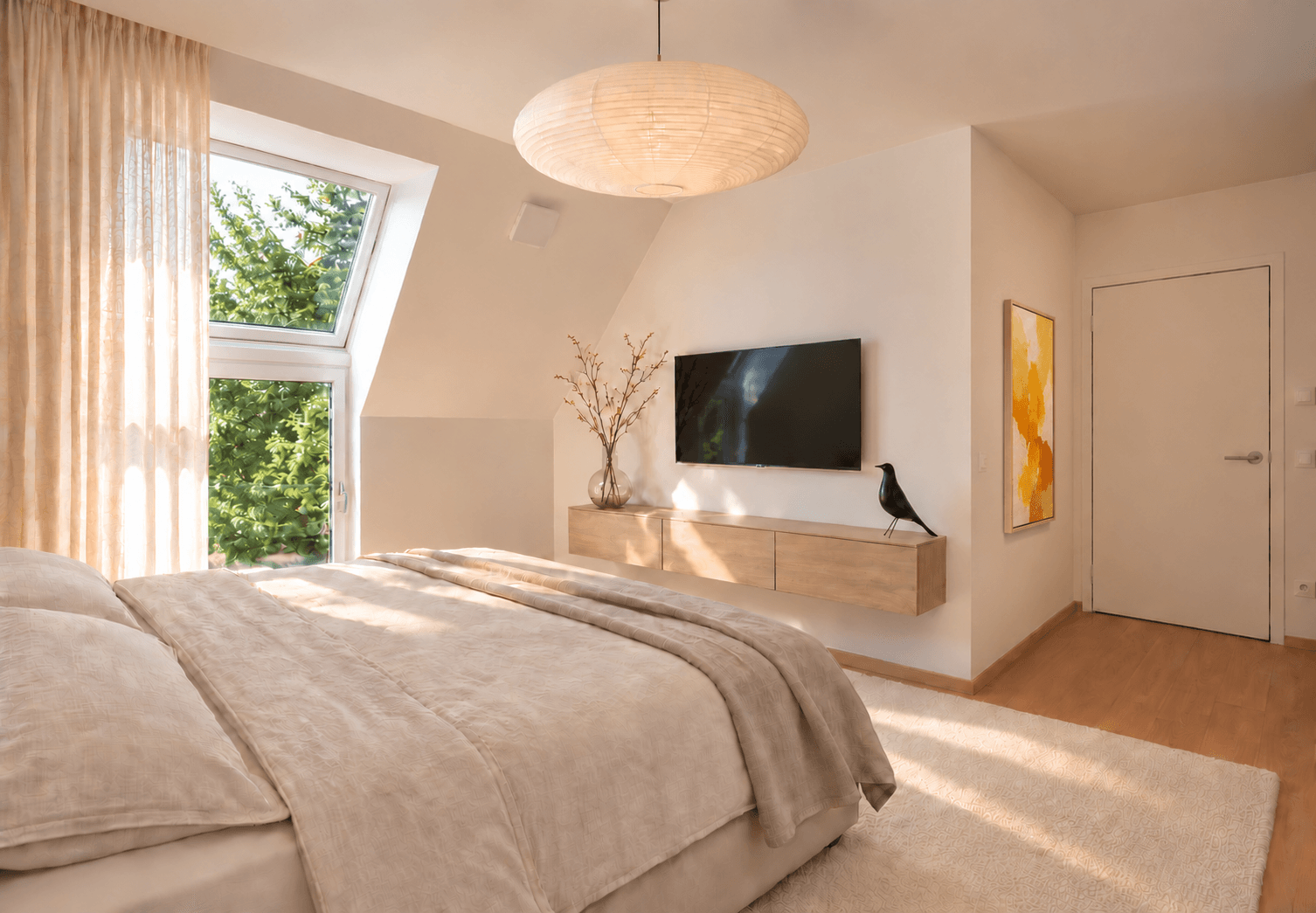 Modernes Schlafzimmer mit großem Bett, Holzboden und Dachfenster mit Blick ins Grüne.