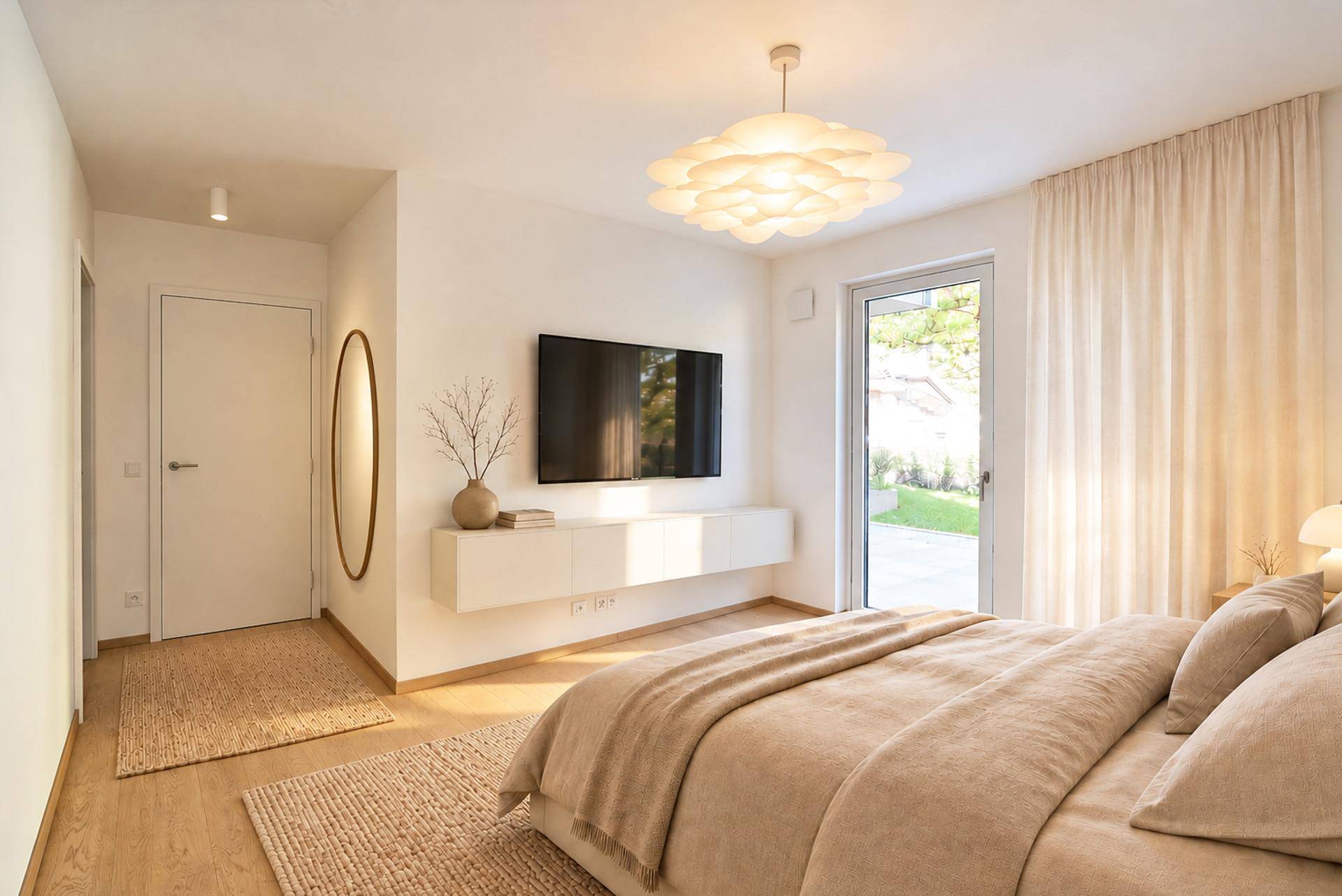 Modern eingerichtetes Schlafzimmer mit Holzboden und direktem Zugang zum Garten, hell und einladend.