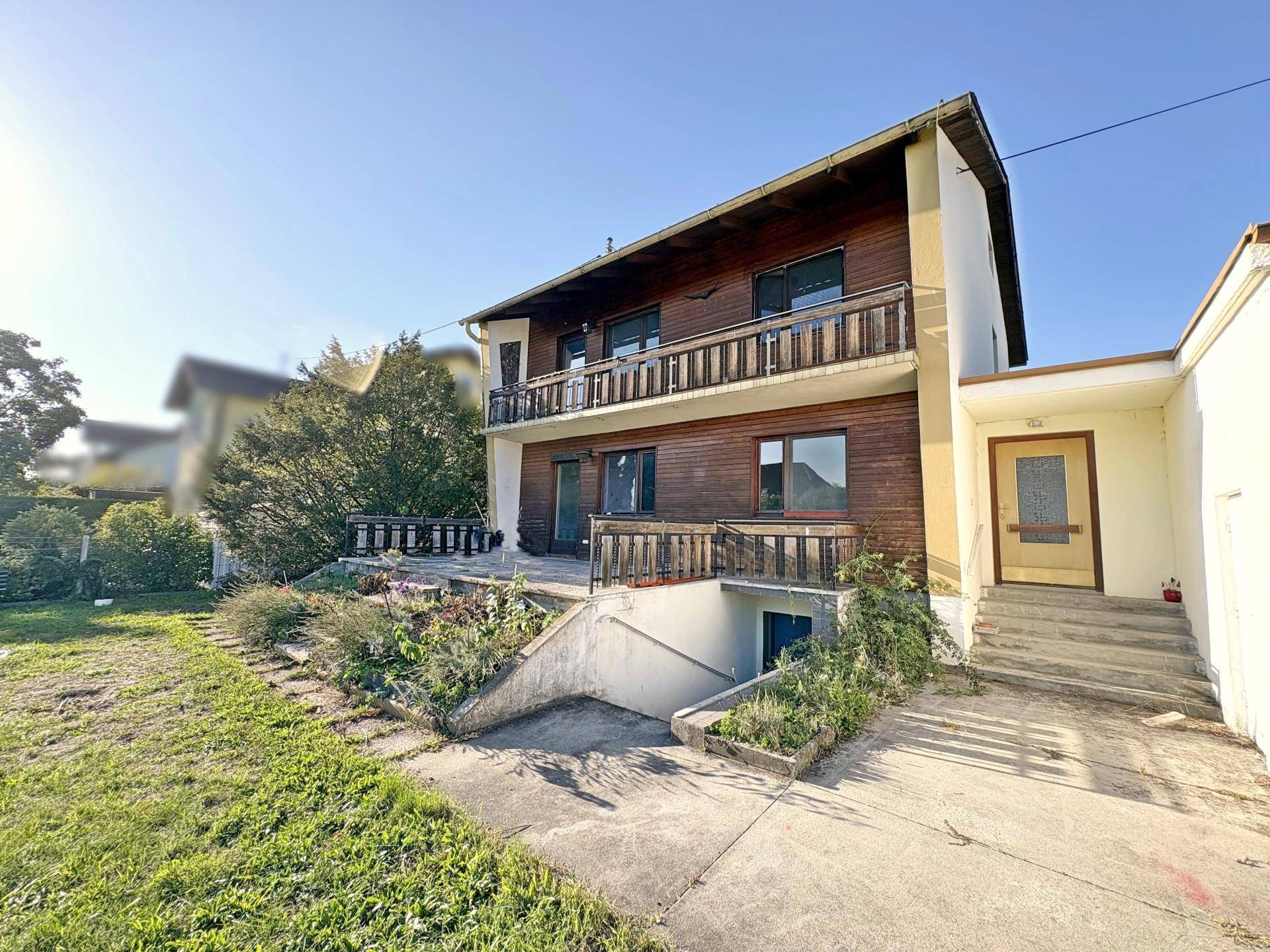 Haus Rückseite mit Zugang zu Keller und Eingangsbereich