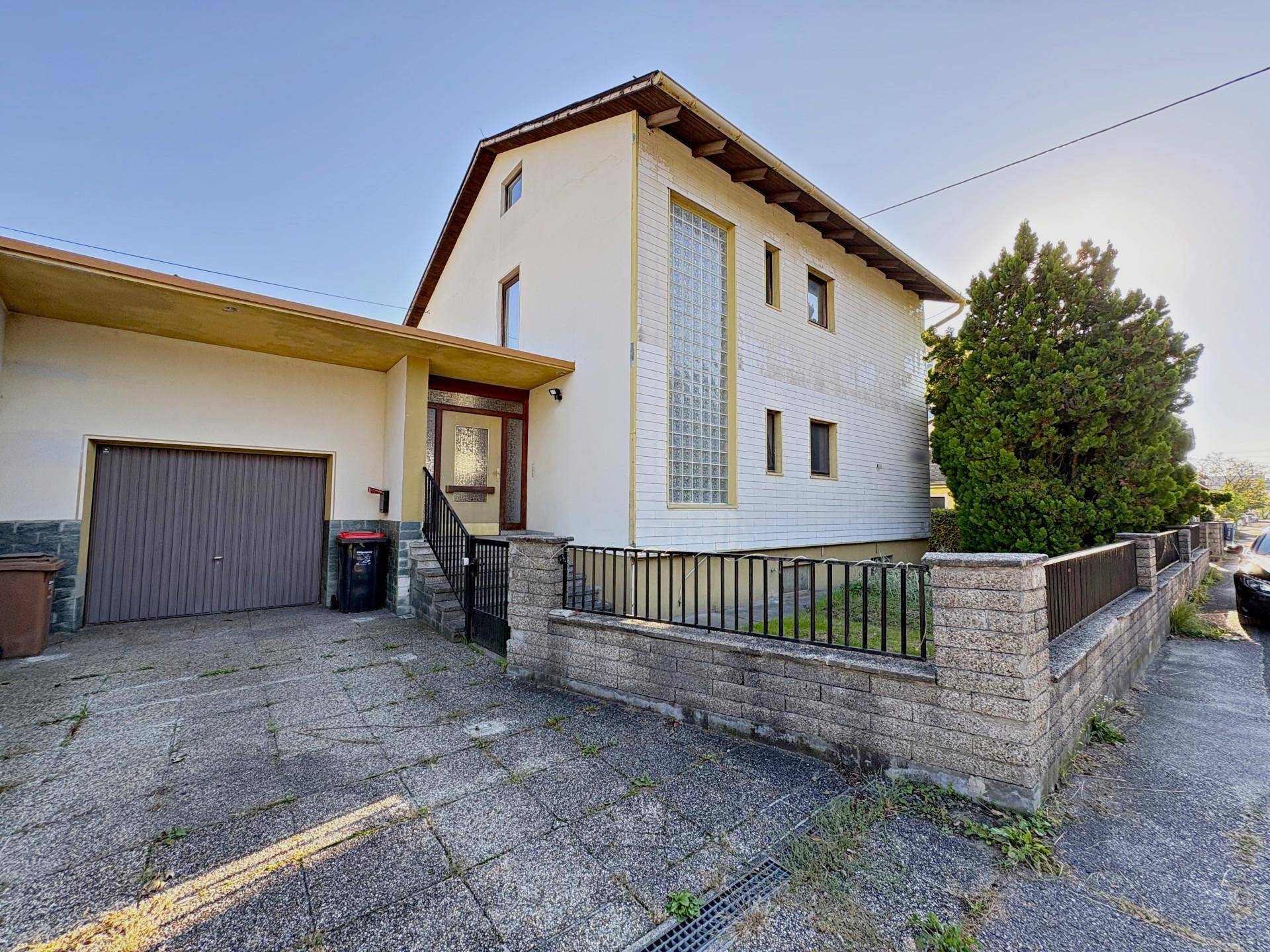 Haus Vorderseite mit Garage