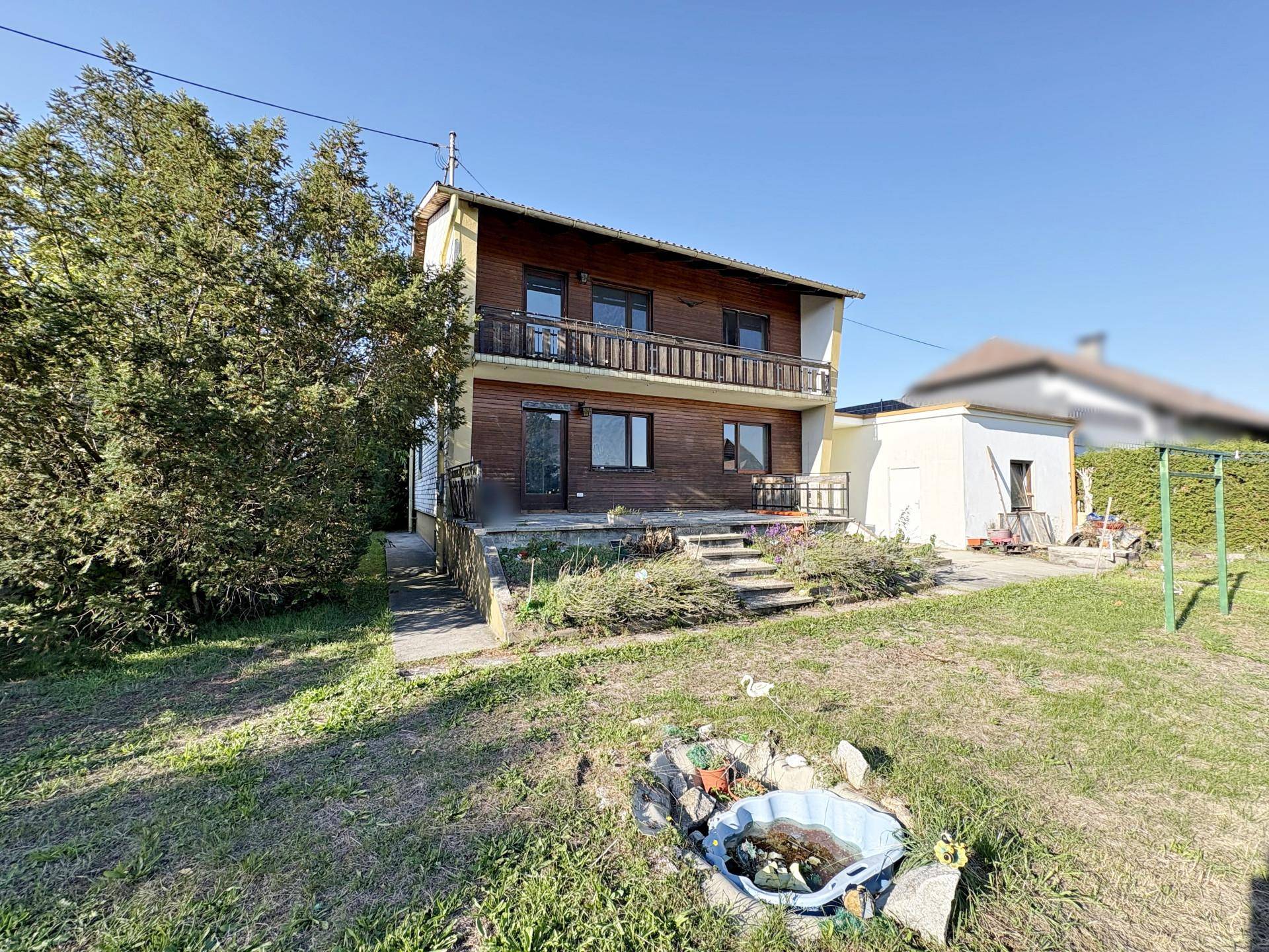 Haus mit Terrasse und Garage