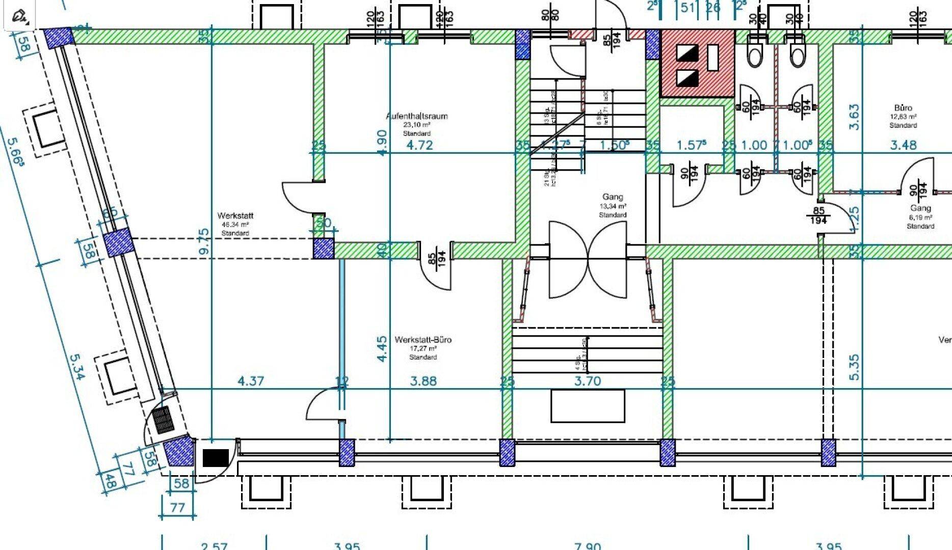 Detaillierter Grundriss eines Gewerbeobjekts mit mehreren Räumen, Büros und Sanitäranlagen, inklusive Maßen.