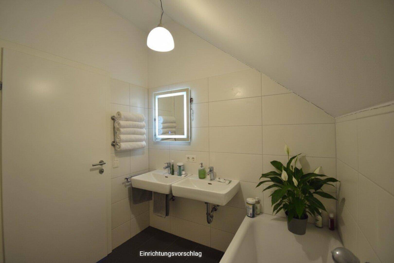 Modernes Badezimmer mit Doppelwaschbecken, Fliesen und Dachschräge.