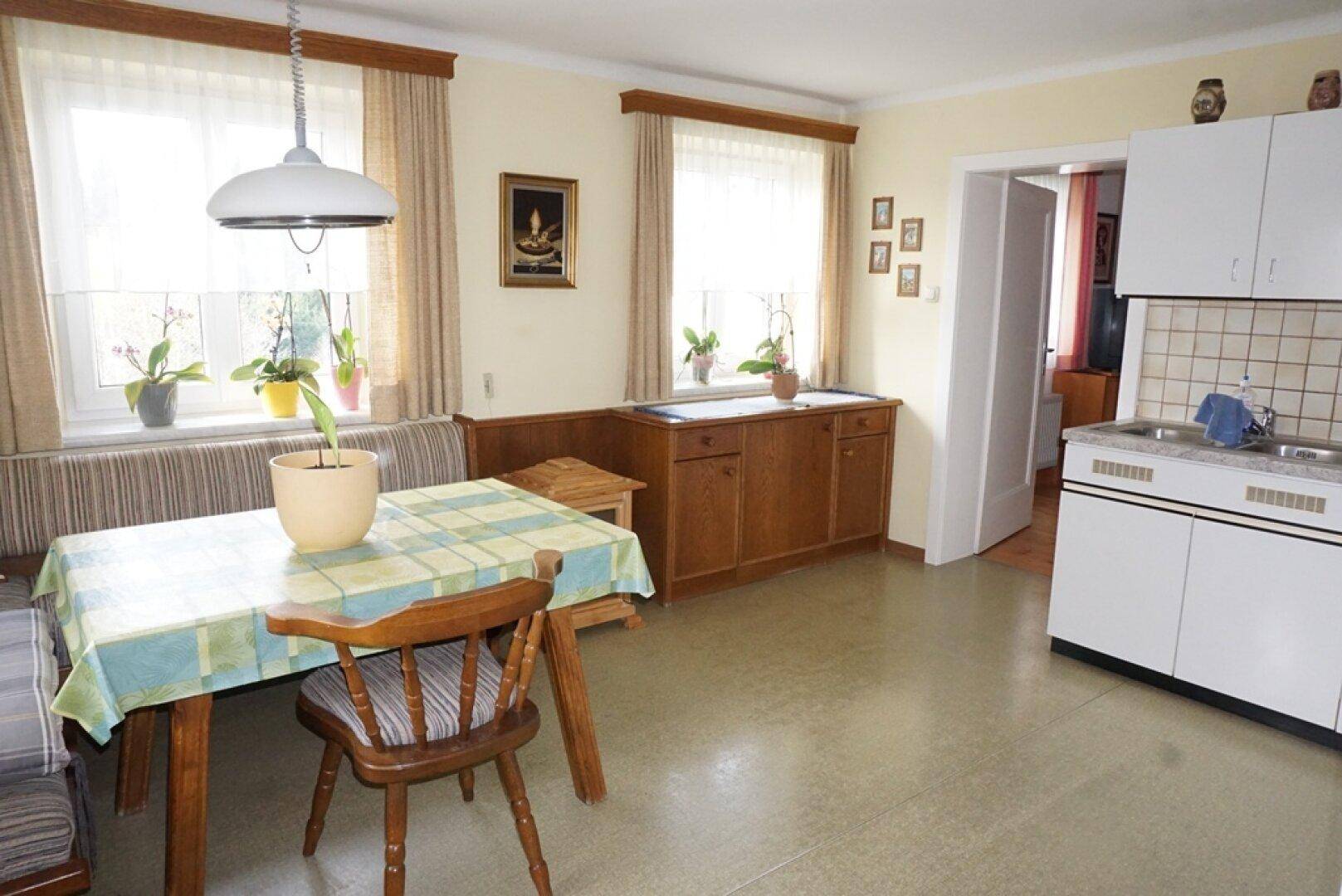 Gepflegtes Wohnhaus mit Mehrfachgarage und gemütlichen Hausgarten - Widok 5