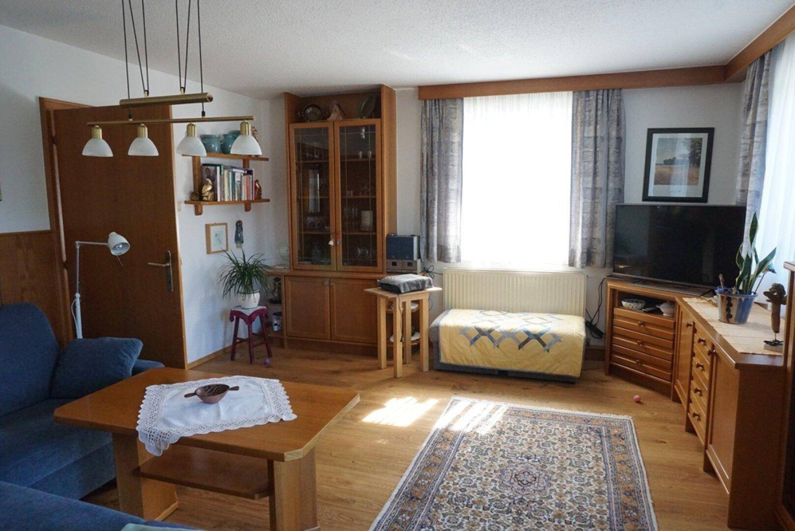 Gepflegtes Wohnhaus mit Mehrfachgarage und gemütlichen Hausgarten - Więcej