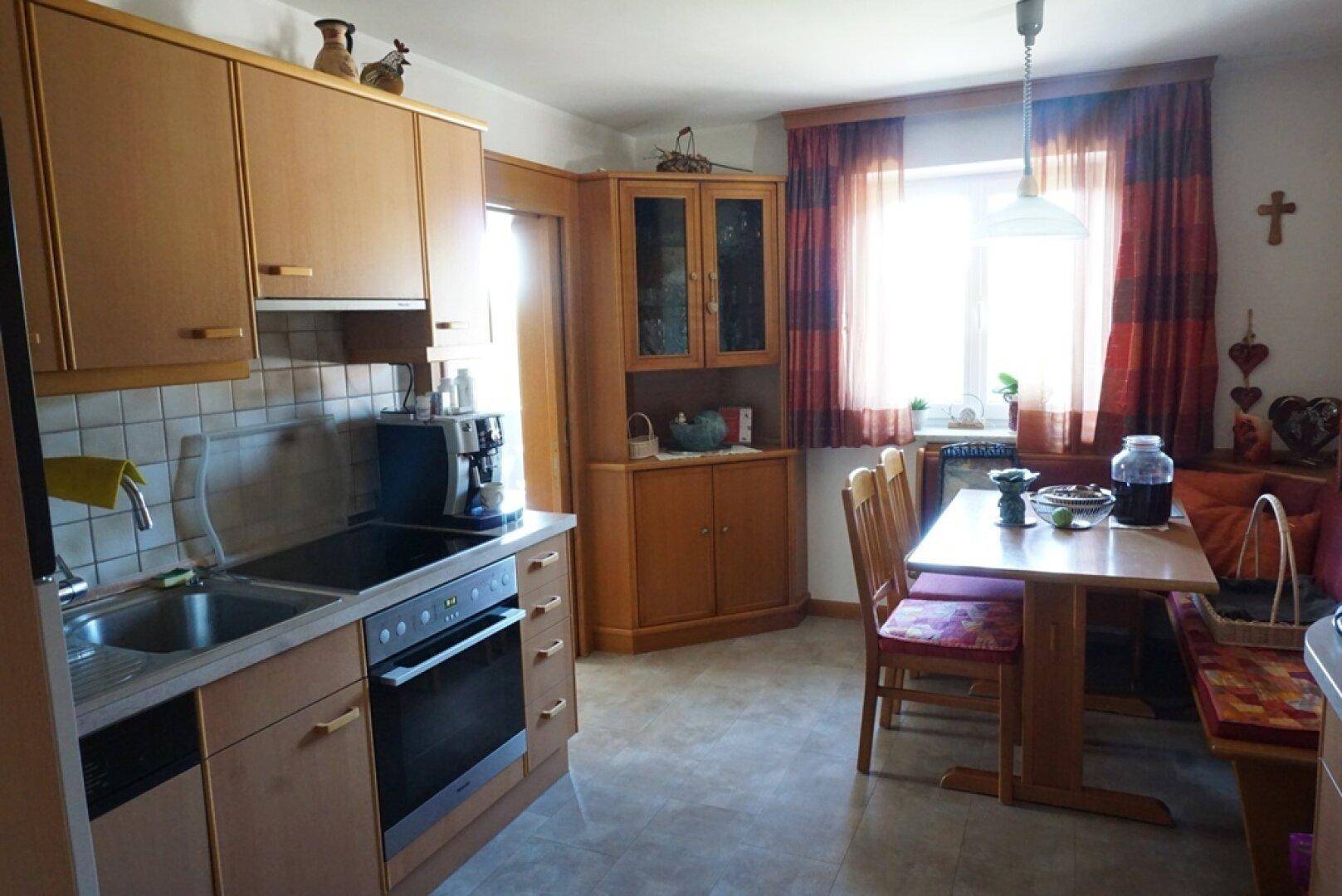 Gepflegtes Wohnhaus mit Mehrfachgarage und gemütlichen Hausgarten - Widok 6