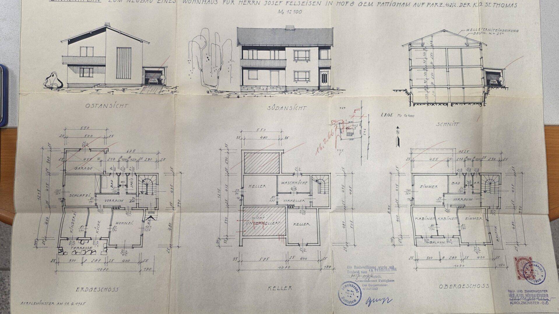 Historischer Grundriss eines Wohnhauses mit Keller, Erdgeschoss und Obergeschoss Ansichten.