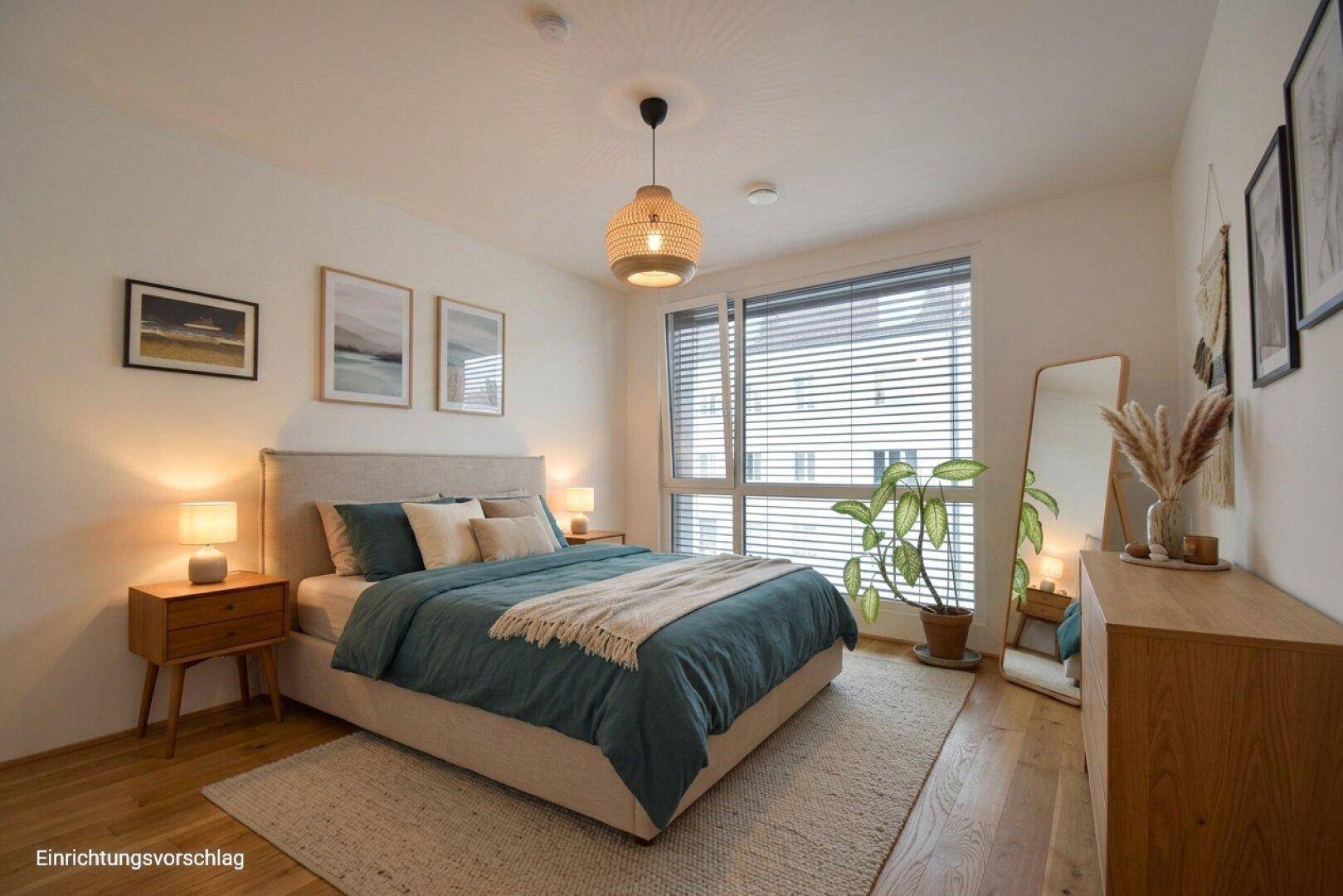 Gemütliches Schlafzimmer mit Doppelbett, Holzboden und großem Fenster mit Jalousien.