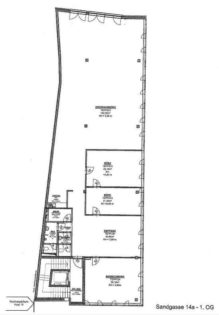 Grundriss des ersten Obergeschosses mit Großraumbüro und mehreren Einzelbüros.