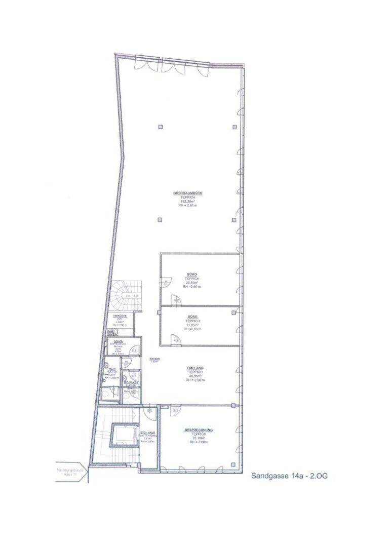 Grundriss des zweiten Obergeschosses mit Großraumbüro und mehreren Einzelbüros.