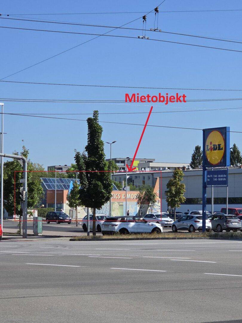 Straßenansicht eines Gewerbegebiets mit einem Lidl-Markt und einem Pfeil, der auf das Mietobjekt zeigt.