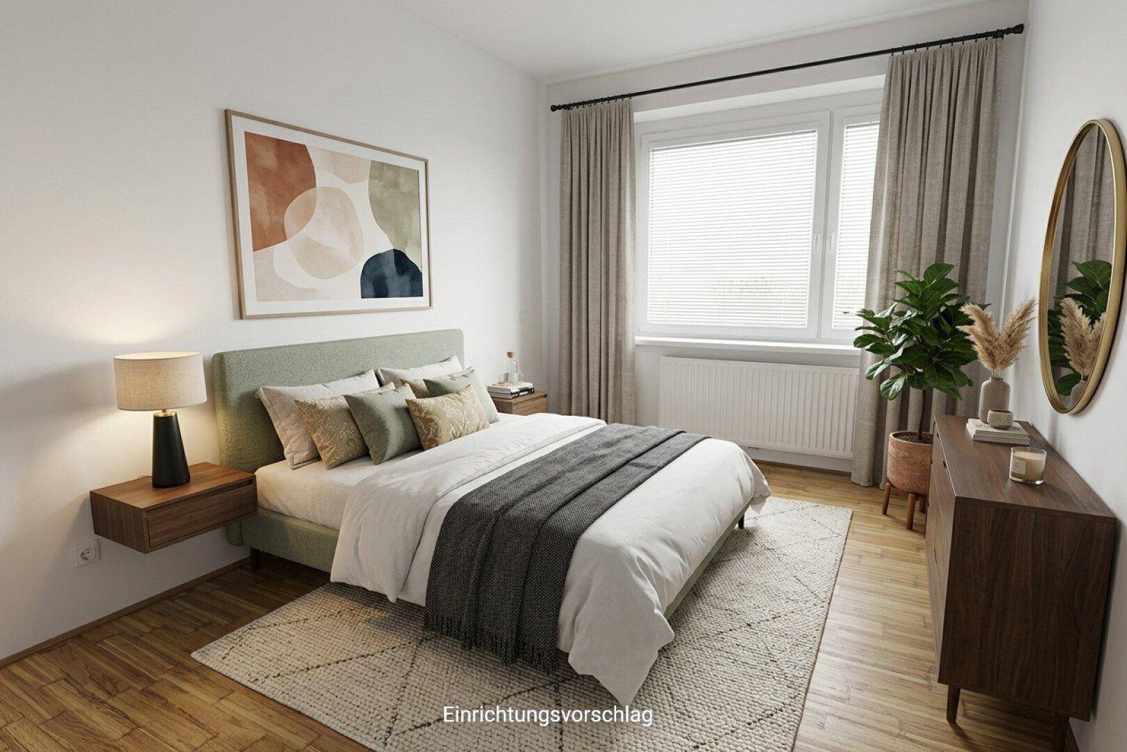 Helles Schlafzimmer mit Doppelbett, Nachttischen und großem Fenster mit Vorhängen.