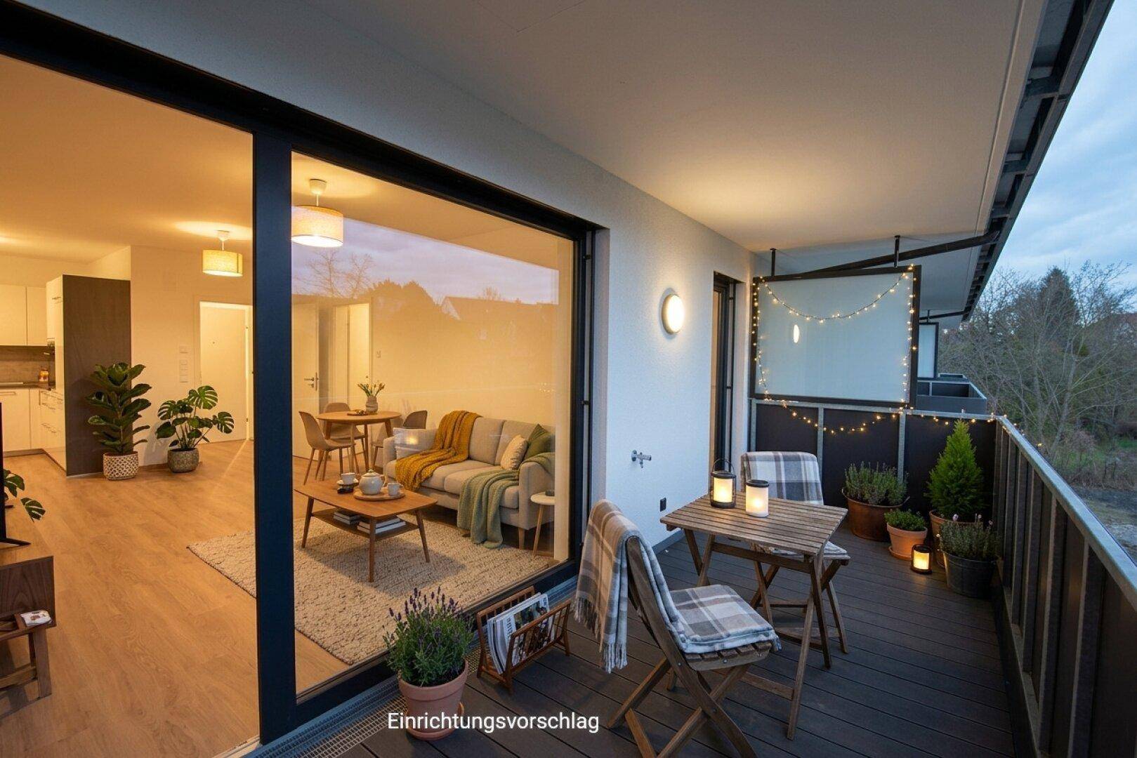 Gemütlicher Balkon mit Sitzgelegenheiten und Blick in den hellen Wohnbereich am Abend.
