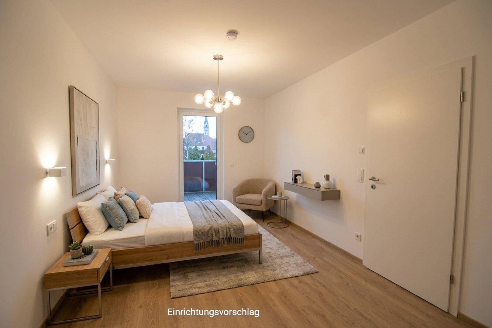 Helles Schlafzimmer mit modernem Bett, Nachttischen und direktem Zugang zum Balkon.