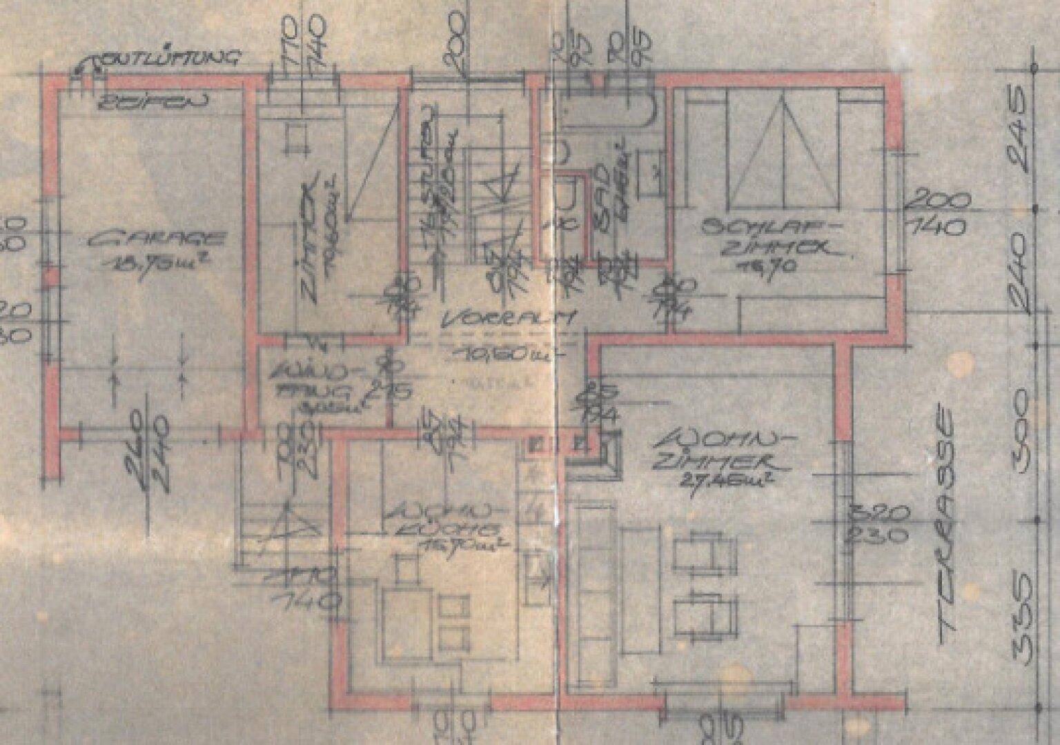 Grundriss des Erdgeschosses mit Wohnzimmer, Schlafzimmer, Garage und Terrasse.
