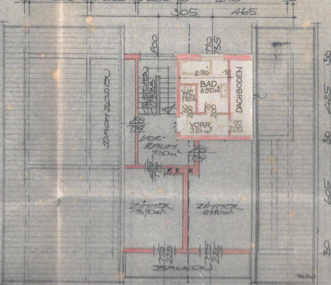 Grundriss des Obergeschosses mit Schlafzimmern, Bad und Balkon unter dem Dach.