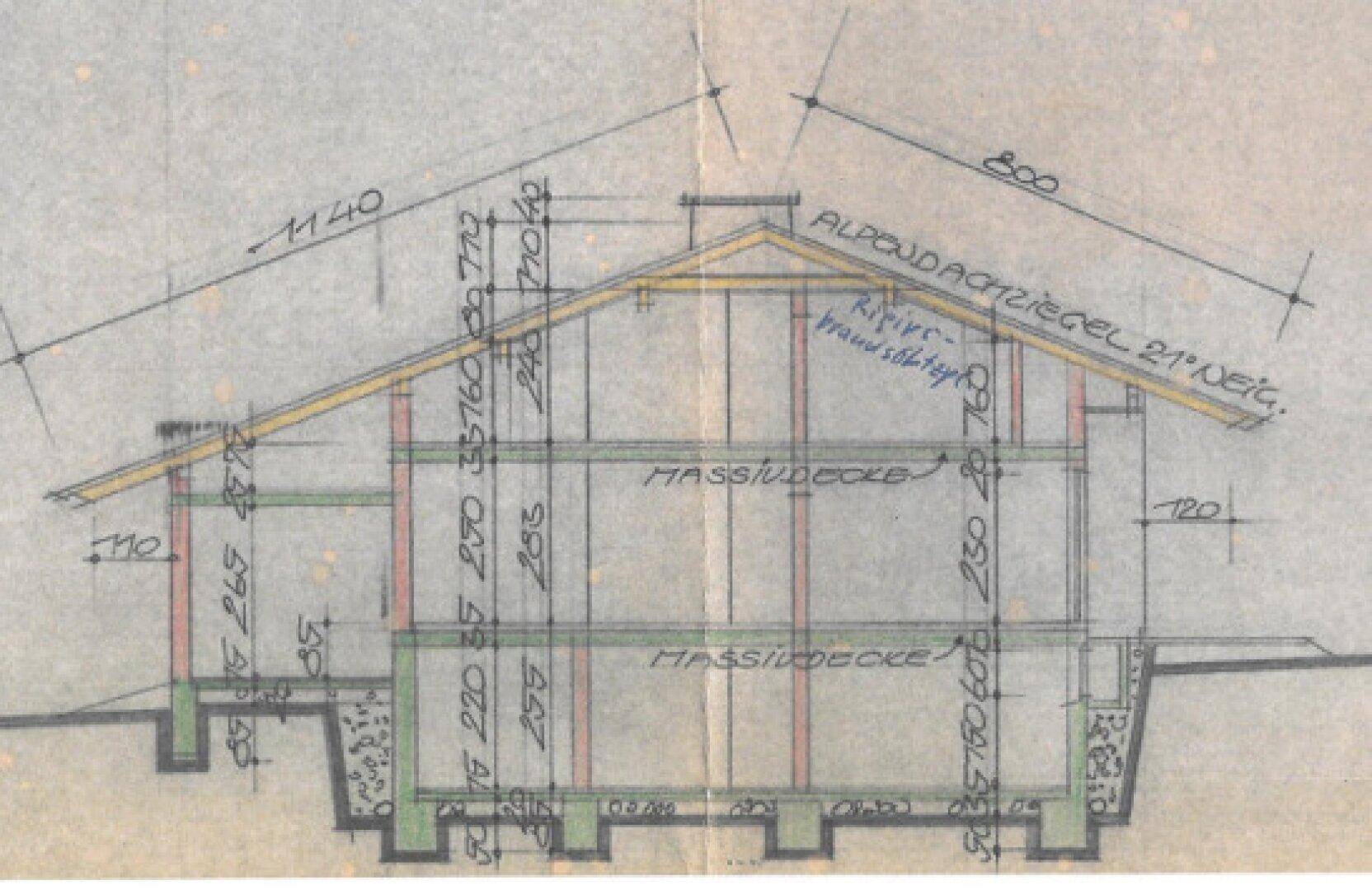 Architektonischer Schnitt des Gebäudes mit Massivdecken und Satteldachkonstruktion.