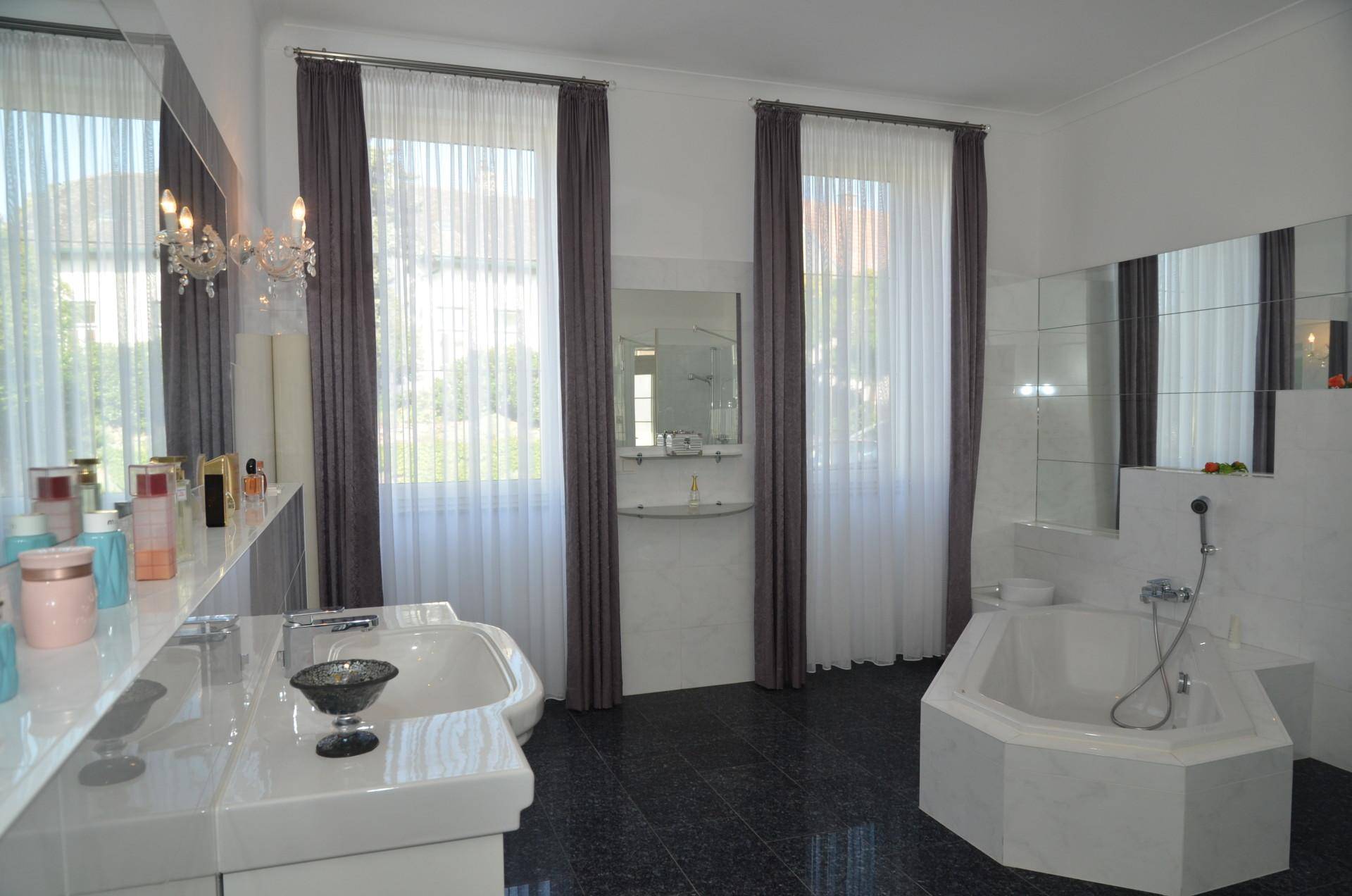 Luxus-Badeoase mit Wanne und Dusche
