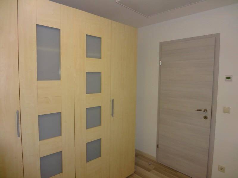 Schlafzimmer mit vorhandenem Schrank