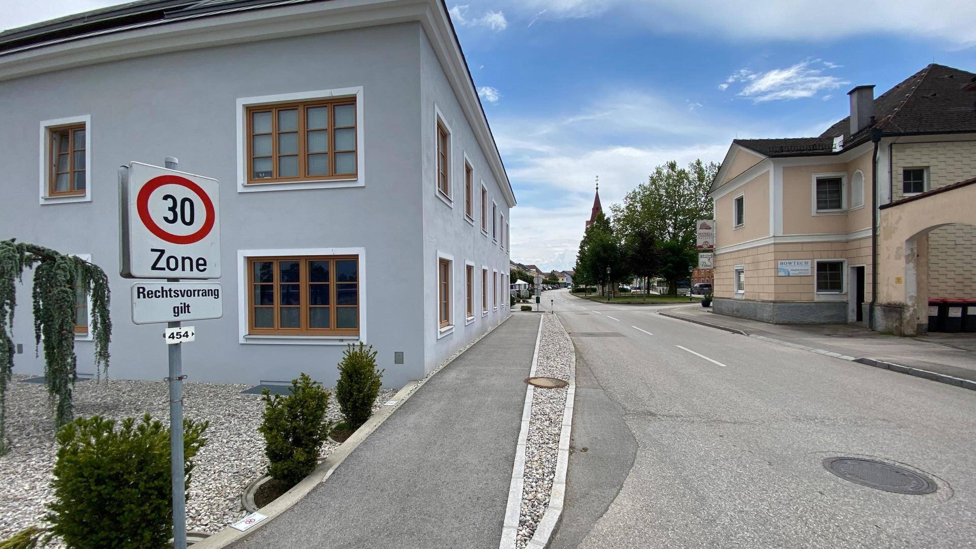 Blick gen Marktplatz ausserhalb des Gebäudes