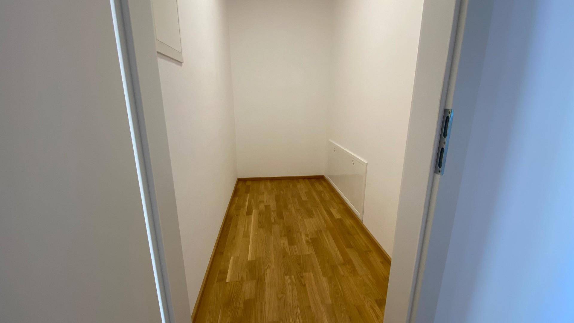 Kleiner, heller Abstellraum mit Parkettboden, ideal für zusätzlichen Stauraum.