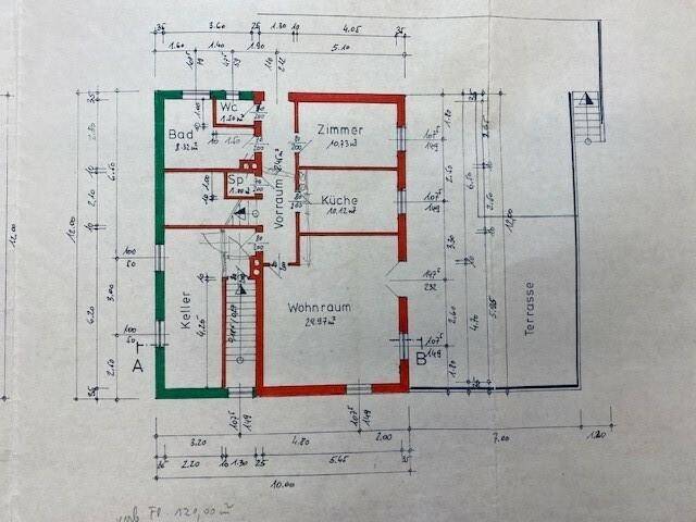 Grundriss des Erdgeschosses mit Wohnraum, Küche, Zimmer, Bad und Terrasse.