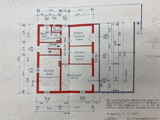 Grundriss des Obergeschosses mit Wohnraum, Küche, Schlafzimmern, Balkon und Terrasse.