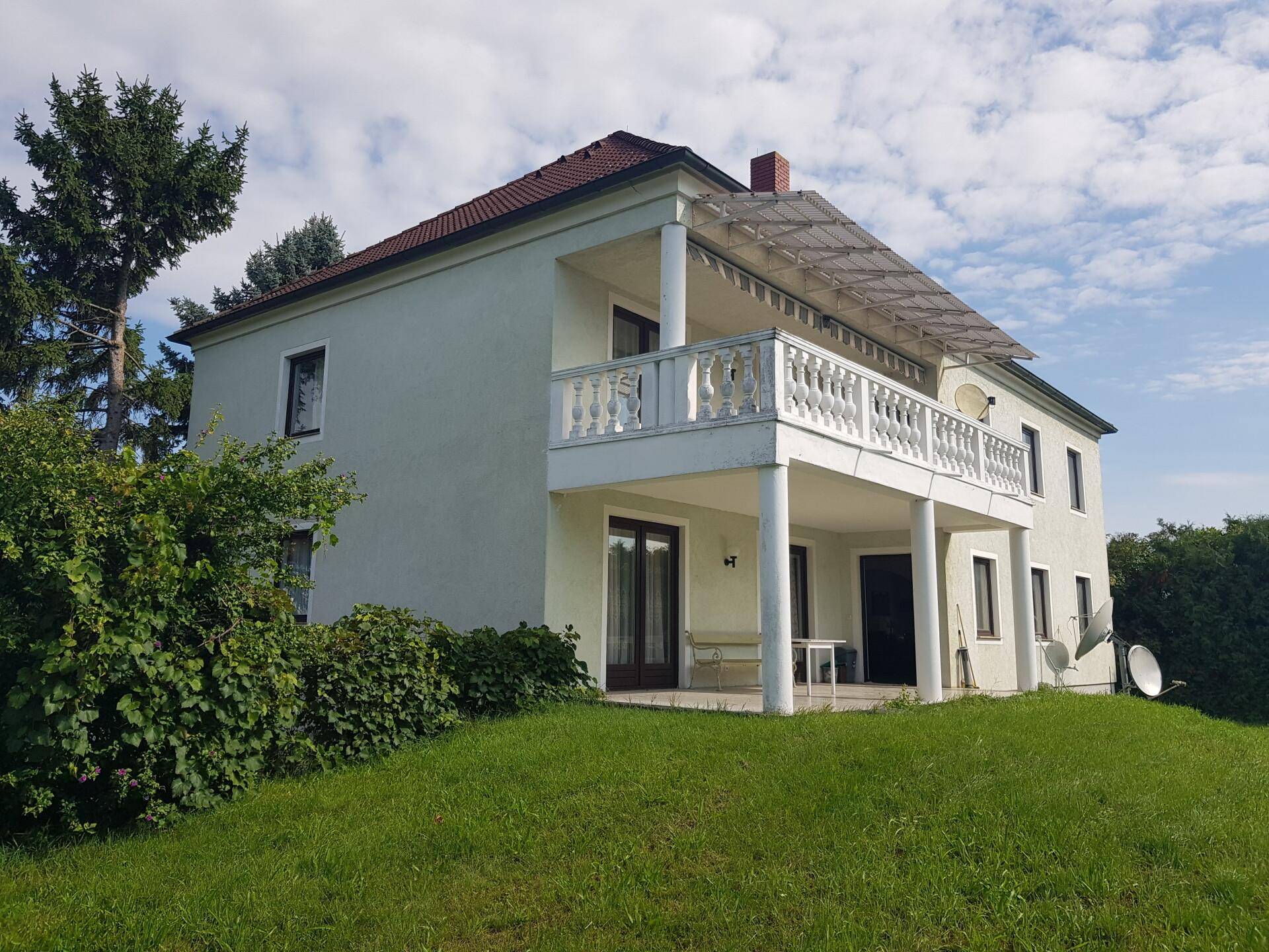 Weitläufiger, gepflegter Gartenbereich mit Rasenfläche und Bäumen, ideal zum Entspannen.