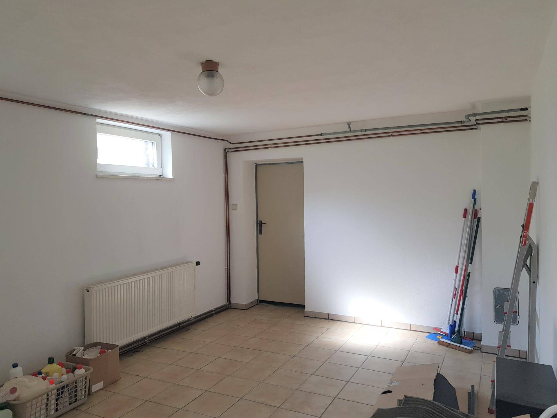 Eingangsbereich oder Flur mit Fliesenboden, Fenster und Holzmöbeln, einladend gestaltet.